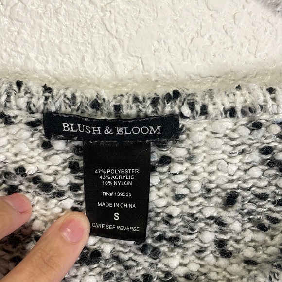 Blush & bloom black and white v neck sweater size small - Picture 4 of 5